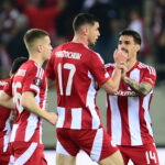 Ο Ρόμαν Γιάρεμτσουκ πανηγυρίζει με τους συμπαίκτες του