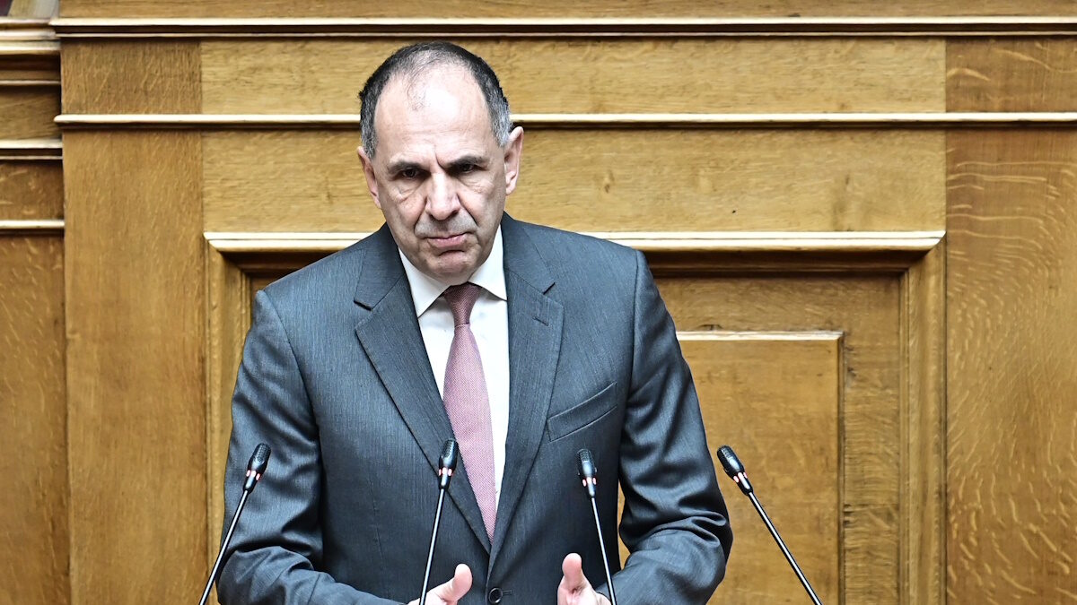 Ο υπουργός Εξωτερικών Γιώργος Γεραπετρίτης στο βήμα της Βουλής