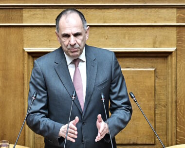 Ο υπουργός Εξωτερικών Γιώργος Γεραπετρίτης στο βήμα της Βουλής