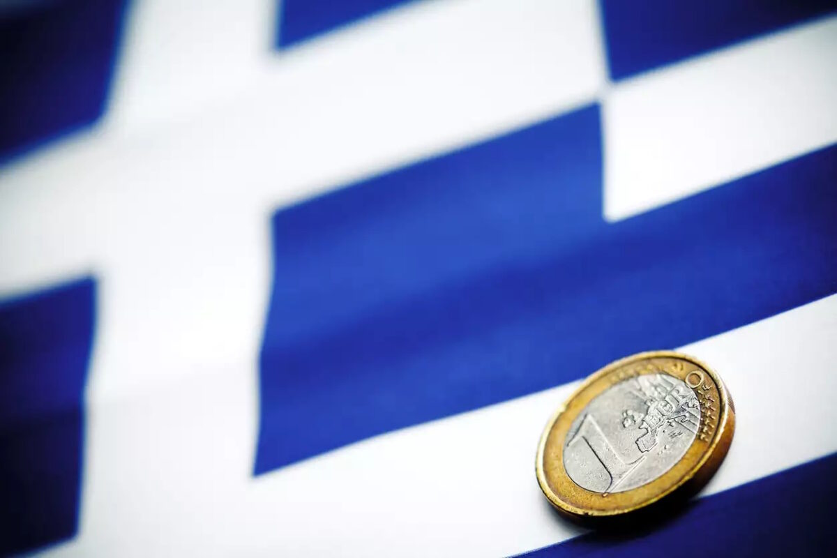 Ελληνική σημαία και ευρώ