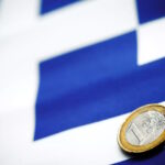 Ελληνική σημαία και ευρώ