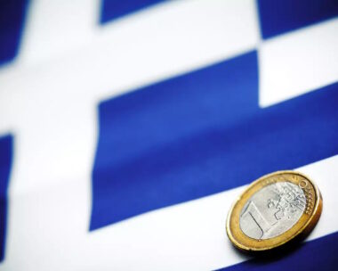 Ελληνική σημαία και ευρώ