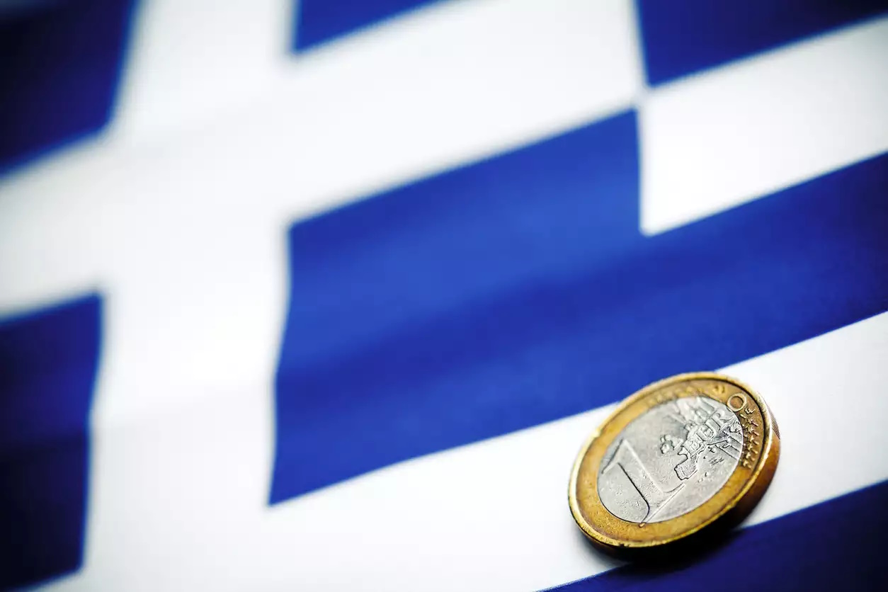 Ελληνική σημαία και ευρώ