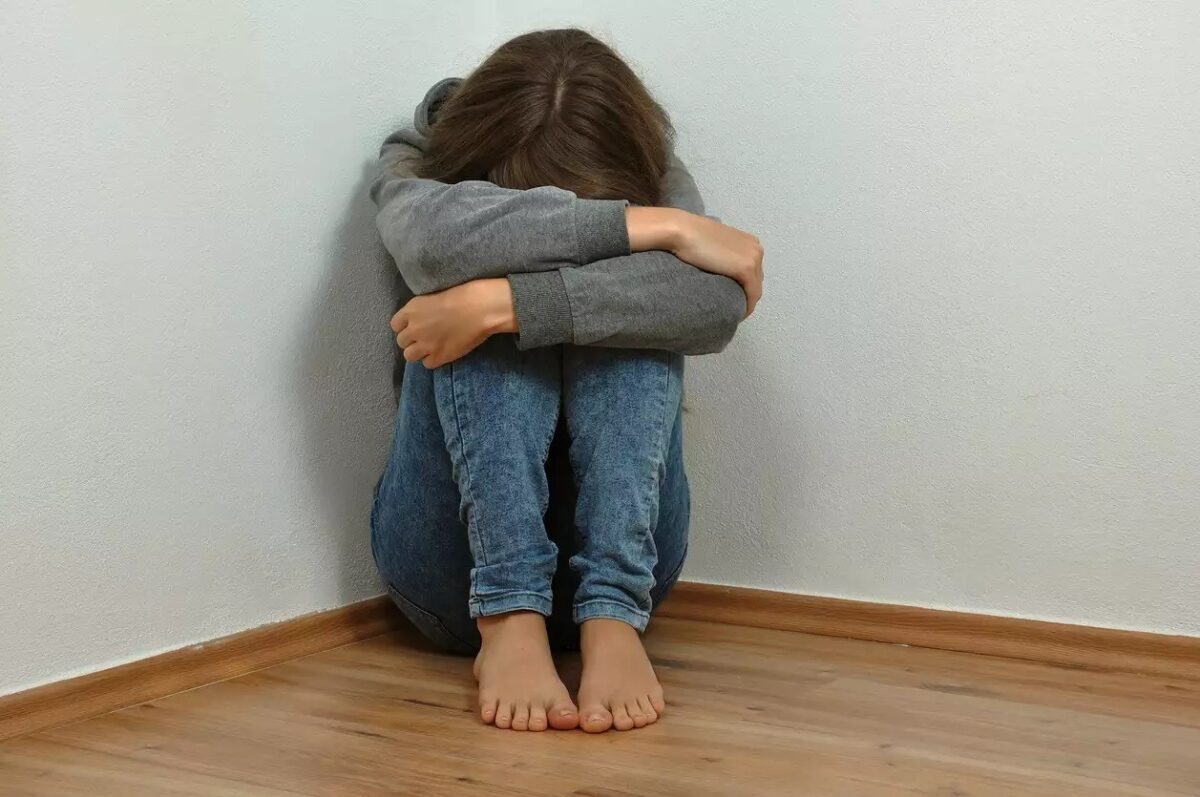 Ένα κορίτσι κάθεται στο πάτωμα