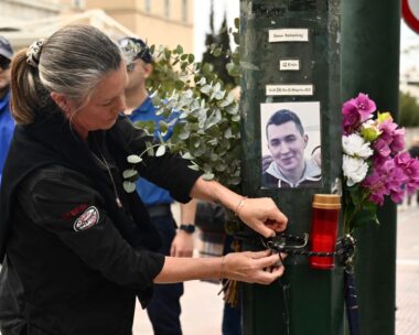 Η οικογένεια και φίλοι του Ιάσονα Λαλαούνη έξω από την Βουλή για τη συμπλήρωση τεσσάρων χρόνων από το θάνατό του
