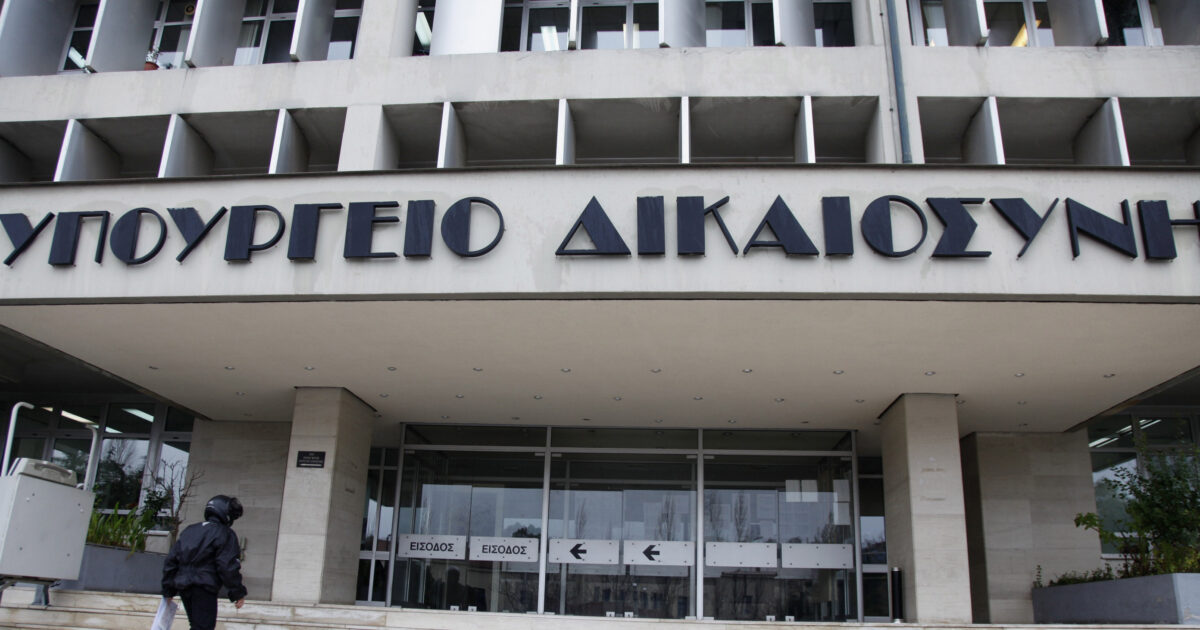 In suspension of duties and coroner of Larissa by Floridis Decision: allegedly requested 10,000 euros