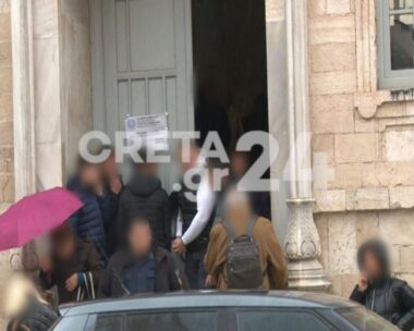Στα δικαστήρια Ηρακλείου ο 17χρονος που κατηγορείται για τον πυροβολισμό δύο ατόμων έξω από νυχτερινό κέντρο