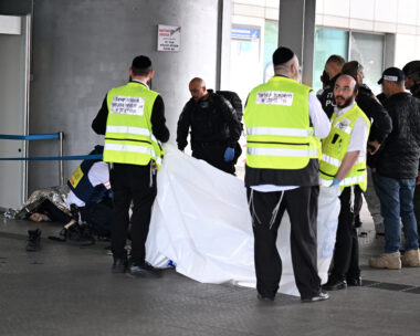 Αστυνομικοί στο σημείο της επίθεσης με μαχαίρι στη Χάιφα