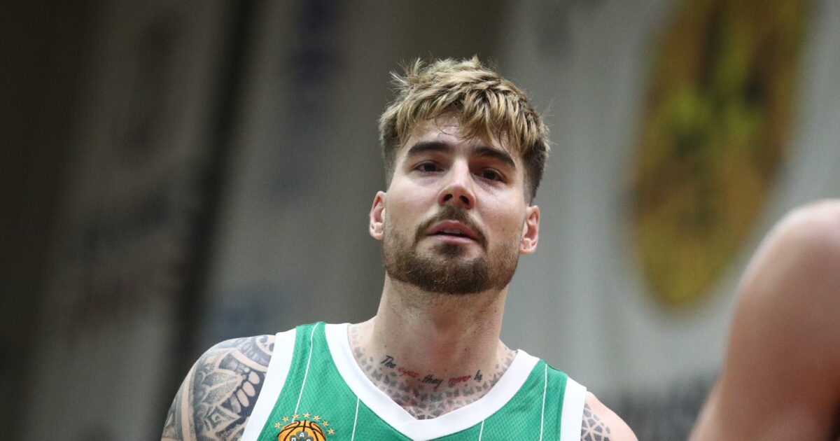 Huanzo Erngometh for watching Olympiacos’ awarding to the SEF: “So I have grown up, you show respect”