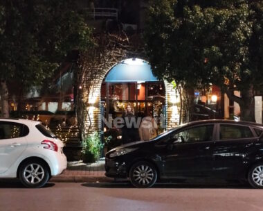 Η Εύα Καϊλή βγαίνοντας από το εστιατόριο στα Βόρεια Προάστια