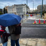 Ένα παιδί κρατάει το χέρι της μητέρας του στο κέντρο της Αθήνας