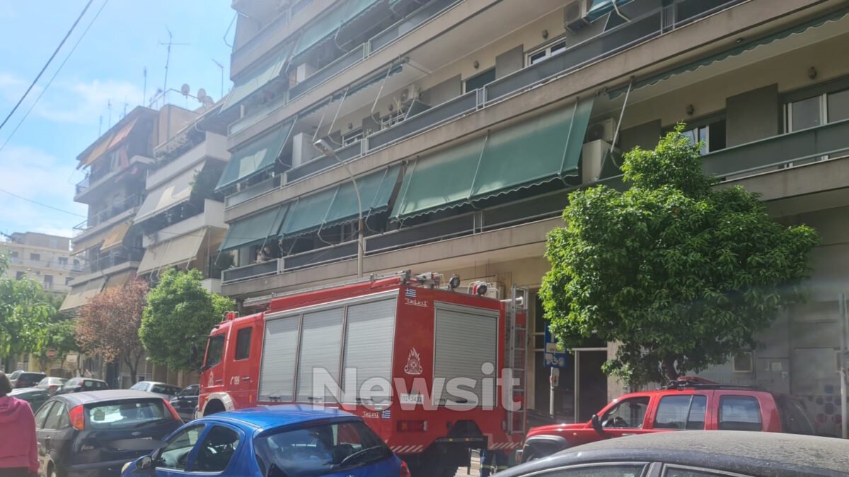 Όχημα της Πυροσβεστικής κάτω από την πολυκατοικία από την οποία απειλούσε να πέσει γυναίκα στην Καλλιθέα