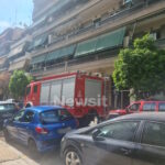 Όχημα της Πυροσβεστικής κάτω από την πολυκατοικία από την οποία απειλούσε να πέσει γυναίκα στην Καλλιθέα