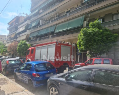 Όχημα της Πυροσβεστικής κάτω από την πολυκατοικία από την οποία απειλούσε να πέσει γυναίκα στην Καλλιθέα