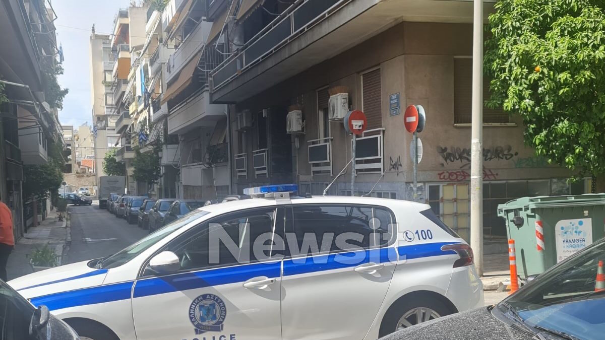 Περιπολικό της αστυνομίας στην Καλλιθέα για περιστατικό με γυναίκα που απειλούσε να πέσει από μπαλκόνι