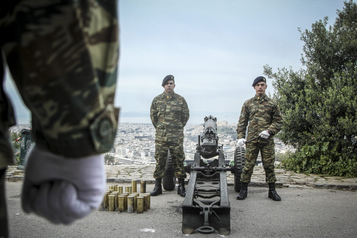 Κανονιοβολισμοί στον λόφο του Λυκαβηττού