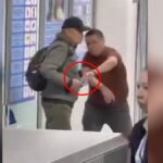 Η στιγμή που ο 52χρονος αρπάζει το μαχαίρι του δράστη