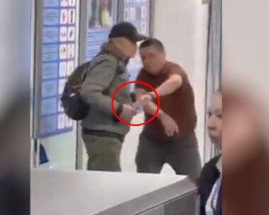 Η στιγμή που ο 52χρονος αρπάζει το μαχαίρι του δράστη