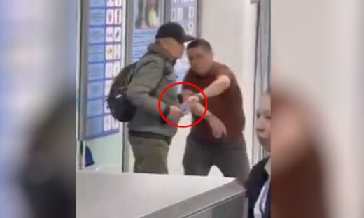 Η στιγμή που ο 52χρονος αρπάζει το μαχαίρι του δράστη