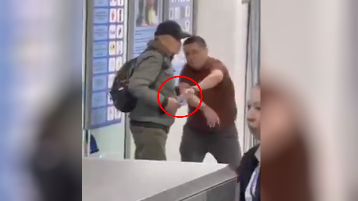 Η στιγμή που ο 52χρονος αρπάζει το μαχαίρι του δράστη