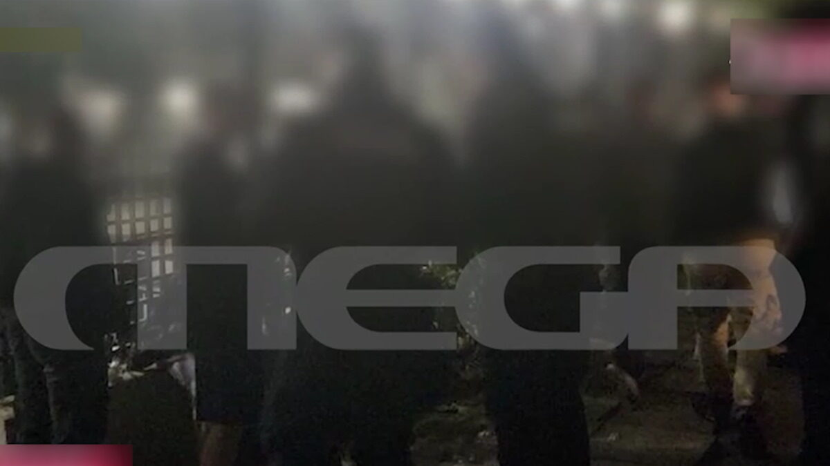 Στιγμιότυπο από το βίντεο ντοκουμέντο με την επίθεση των κουκουλοφόρων