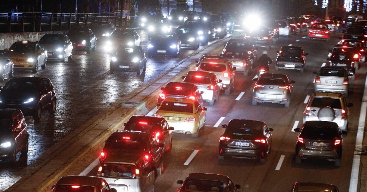 Curry with three vehicles on Vouliagmeni Avenue – increased traffic at the point