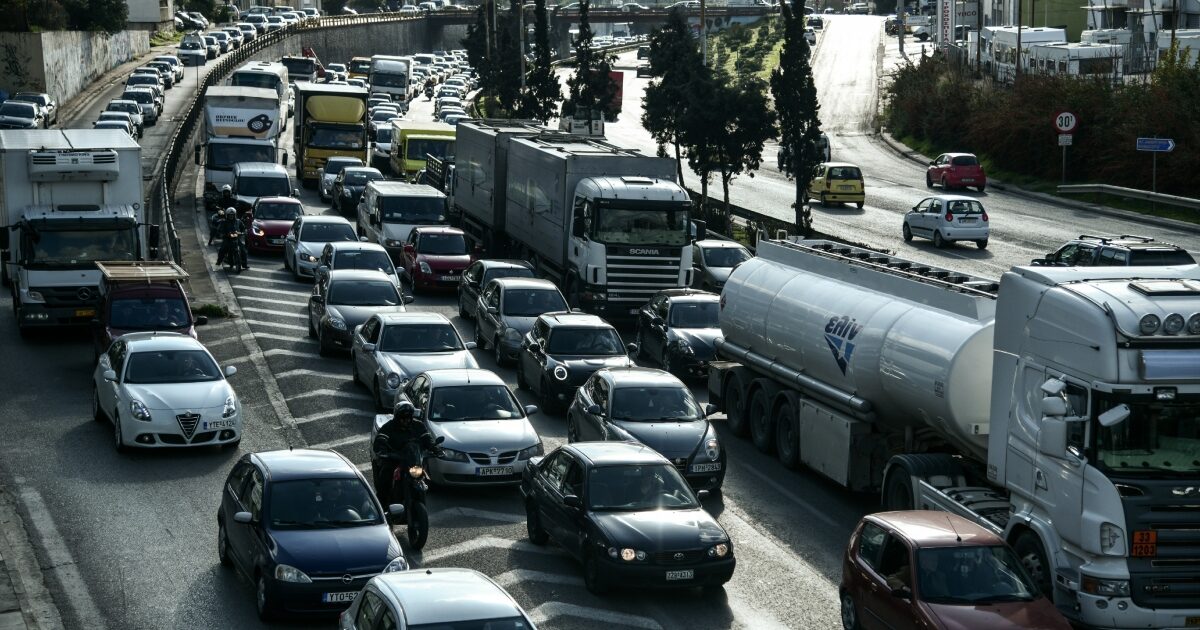 Car accident in Kifissos: Traffic “heart attack” from the collision of 3 vehicles on the rise, at the height of Athens Avenue