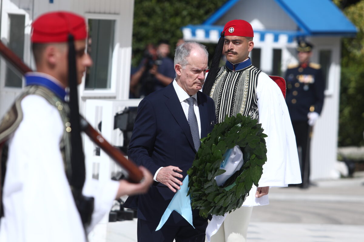 Κατάθεση στεφάνου στο Μνημείο του Άγνωστου Στρατιώτη από τον Κωνσταντίνο Τασούλα