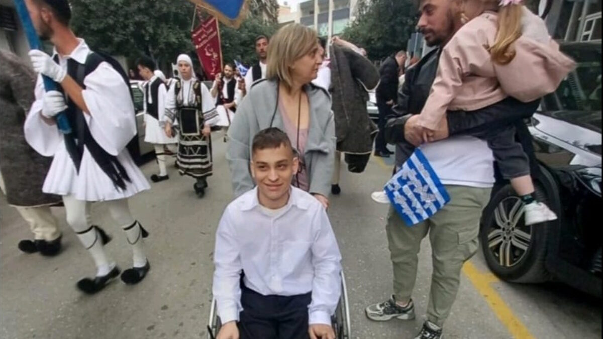 Ο Κωνσταντίνος σηκώθηκε από το αναπηρικό καροτσάκι και παρέλασε