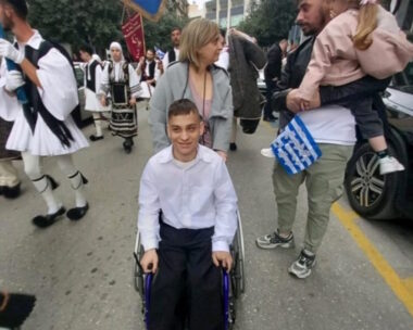 Ο Κωνσταντίνος σηκώθηκε από το αναπηρικό καροτσάκι και παρέλασε