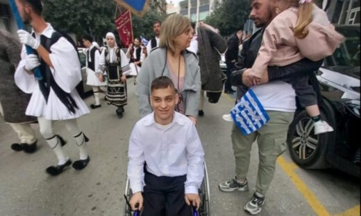 Ο Κωνσταντίνος σηκώθηκε από το αναπηρικό καροτσάκι και παρέλασε