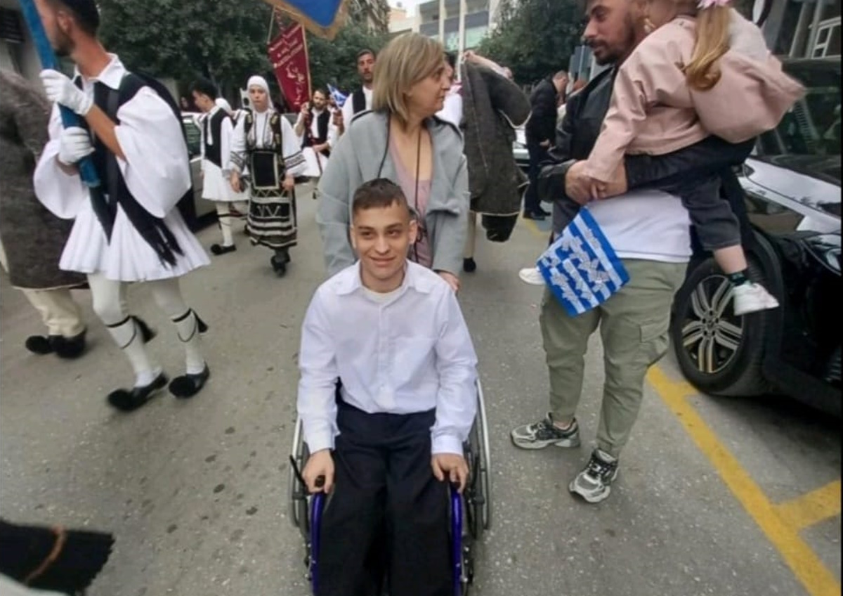Ο Κωνσταντίνος σηκώθηκε από το αναπηρικό καροτσάκι και παρέλασε
