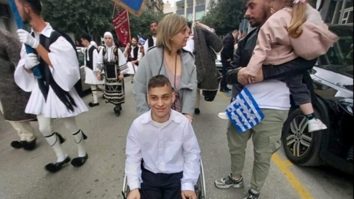 Μία μητέρα κρατάει το αμαξίδιο του γιου της
