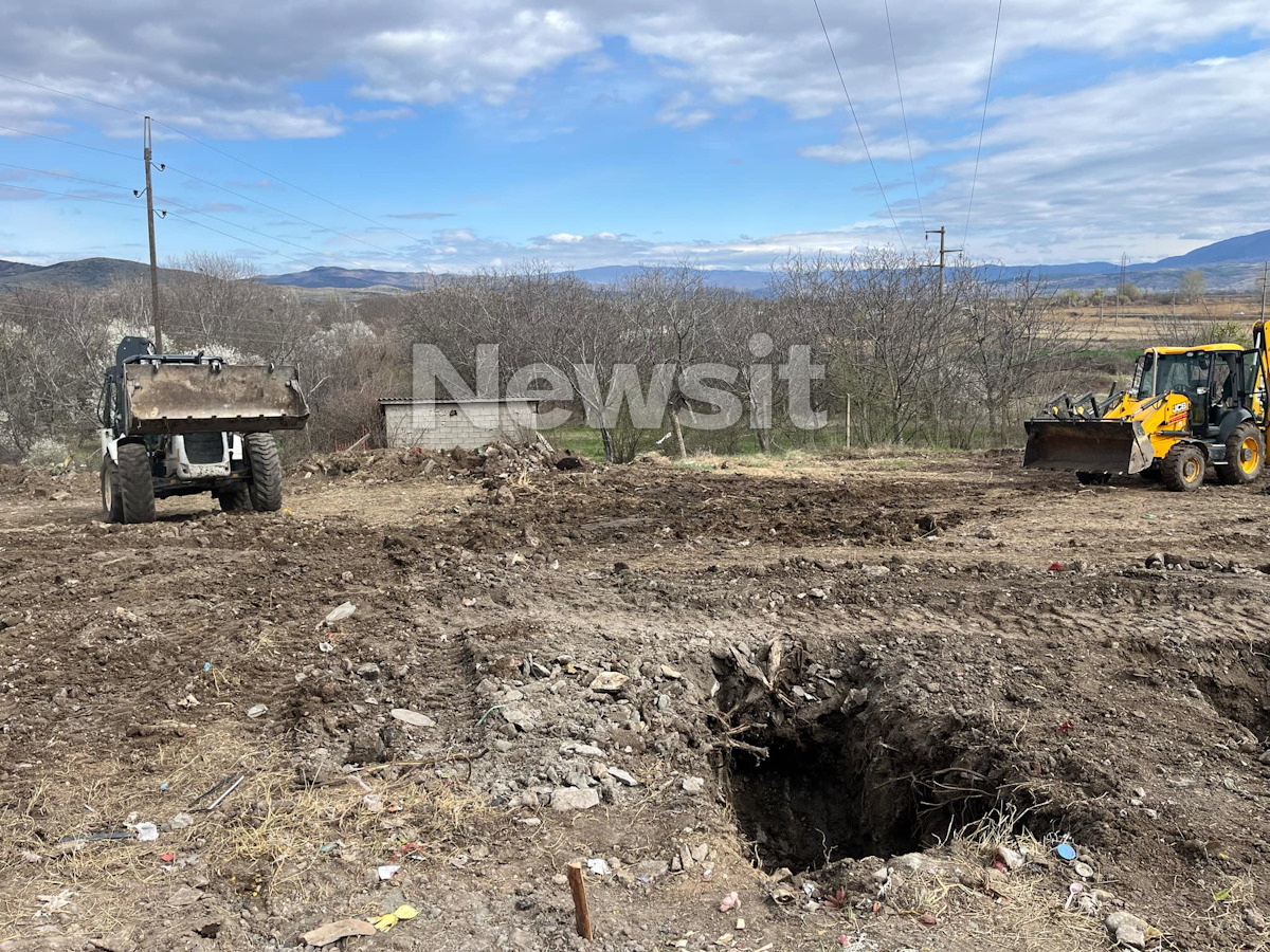 Βόρεια Μακεδονία: Σκάβουν τάφους για να θάψουν τους νεκρούς του κλαμπ – Εικόνες από τις έρευνες στη μοιραία disco 64 Σκαμμένοι τάφοι στο Κότσανι της Βόρειας Μακεδονίας