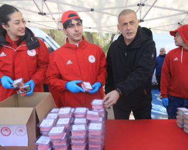 Κούλουμα στην παραλία της Φρεαττύδας από τον δήμο Πειραιά, Καθαρή Δευτέρα 3 Μαρτίου 2025