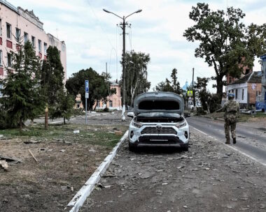 Ουκρανός στρατιώτης περιπολεί σε δρόμο δίπλα σε κτίρια που υπέστησαν ζημιές κατά τη διάρκεια πρόσφατων μαχών μεταξύ ουκρανικών και ρωσικών δυνάμεων στην ελεγχόμενη από την Ουκρανία πόλη Sudzha στην περιοχή Κουρσκ