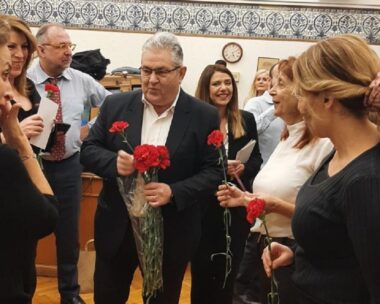 Ο Δημήτρης Κουτσούμπας μοίρασε γαρύφαλλα στις δημοσιογράφους στη Βουλή για την Ημέρα της Γυναίκας