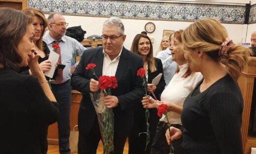 Ο Δημήτρης Κουτσούμπας μοίρασε γαρύφαλλα στις δημοσιογράφους στη Βουλή για την Ημέρα της Γυναίκας