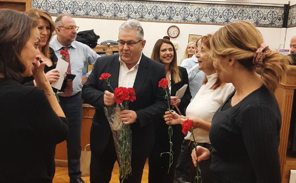 Ο Δημήτρης Κουτσούμπας μοίρασε γαρύφαλλα στις δημοσιογράφους στη Βουλή για την Ημέρα της Γυναίκας