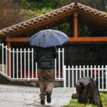 Άνδρας με ομπρέλα στη βροχή