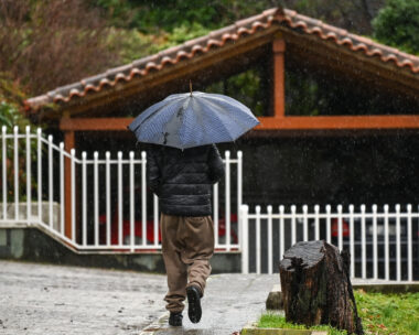 Άνδρας με ομπρέλα στη βροχή