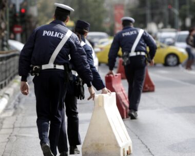 Αστυνομικοί προετοιμάζονται για τις κυκλοφοριακές ρυθμίσεις