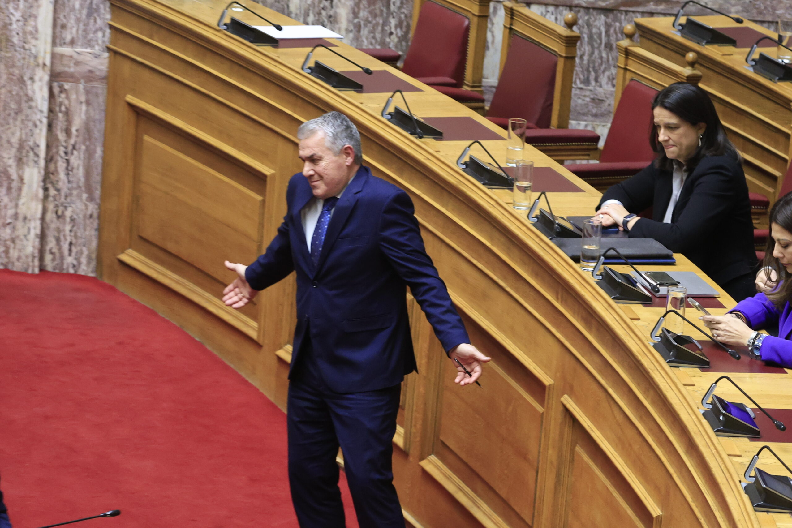 Ο Δημήτρης Κυριαζίδης λίγο μετά τα όσα είπε κατά της Ζωής Κωνσταντοπούλου
(ΜΙΧΑΛΗΣ (ΜΙΧΑΛΗΣ . (ΜΙΧΑΛΗΣ ΚΑΡΑΓΙΑΝΝΗΣ
(ΓΙΩΡΓΟΣ ΚΟΝΤΑΡΙΝΗΣ