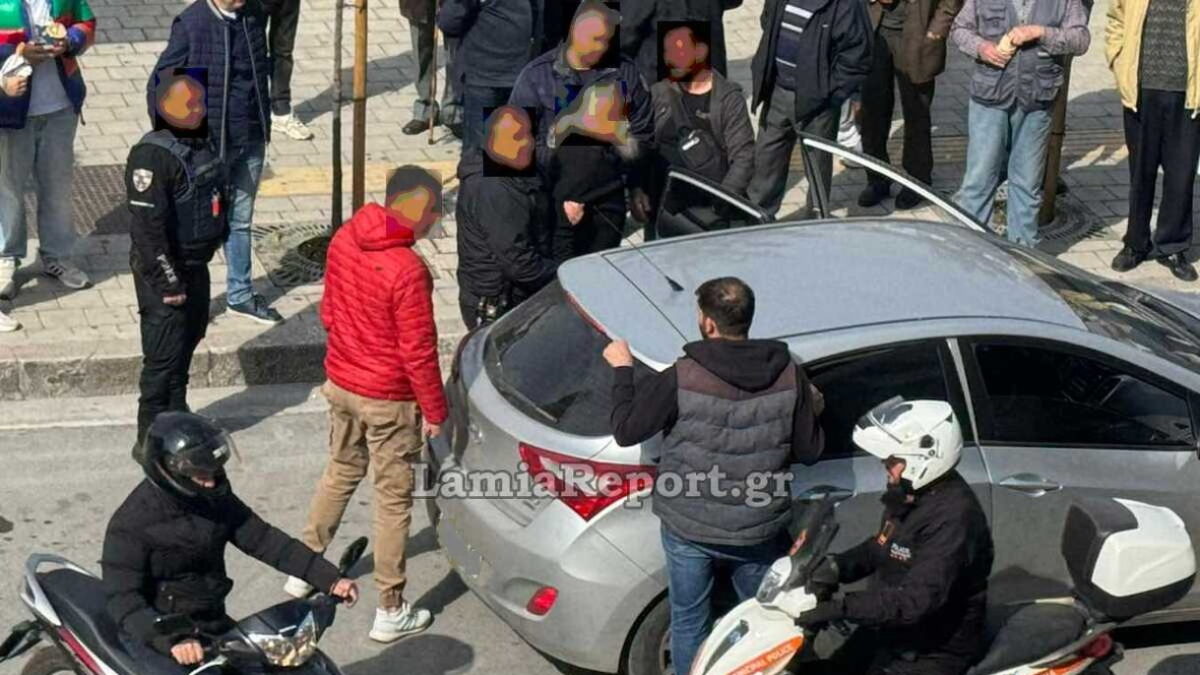 Αστυνομικοί συλλαμβάνουν τον αρχιμανδρίτη στη Λαμία