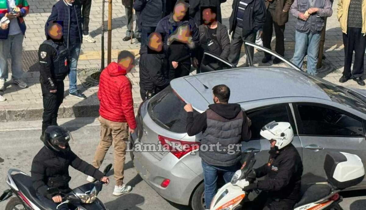 Αστυνομικοί συλλαμβάνουν τον αρχιμανδρίτη στη Λαμία