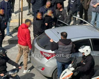 Αστυνομικοί συλλαμβάνουν τον αρχιμανδρίτη στη Λαμία