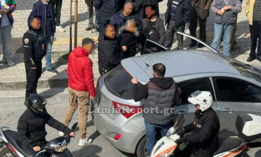 Αστυνομικοί συλλαμβάνουν τον αρχιμανδρίτη στη Λαμία