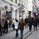 Καταναλωτές προχωρούν στην αγορά της Ερμού