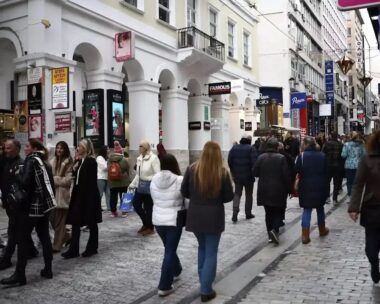 Καταναλωτές προχωρούν στην αγορά της Ερμού