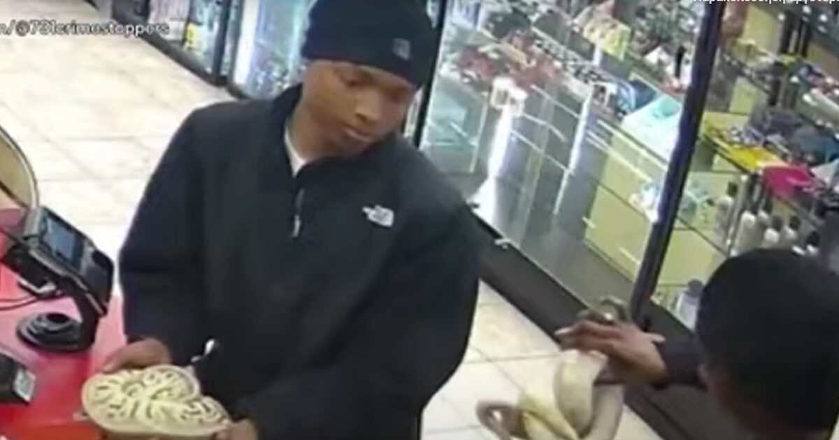 Tennessee: Robbery at a gas station with “weapons” two pythons